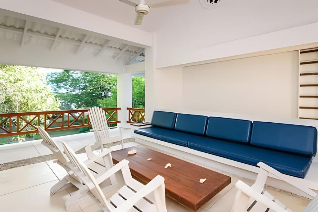 Posezení v ubytování La Caracola | 3BR in Native forest & Pvt Sea