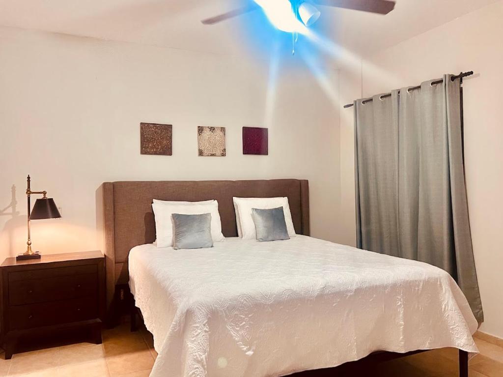 a bedroom with a white bed and a ceiling fan at Departamento Purisima Ubicacion Estrategica y Amplio Zona Alameda Cerca del Centro in San Francisco del Rincón
