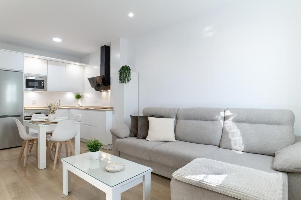 a living room with a couch and a table at Apartamento Calderon in Barbate