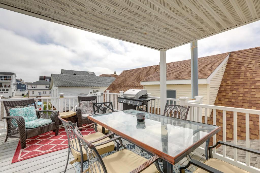 Un patio con una mesa y sillas en un balcón. en Wildwood Apartment Near Boardwalk and Beach!, en Wildwood