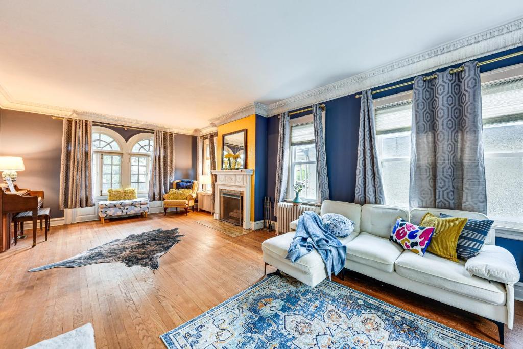 Un lugar para sentarse en 6 Mi to Naval Base Spacious Waukegan Home with Yard