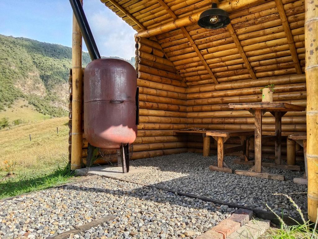 Nespecifikovaný výhled na hory nebo výhled na hory při pohledu z kempu