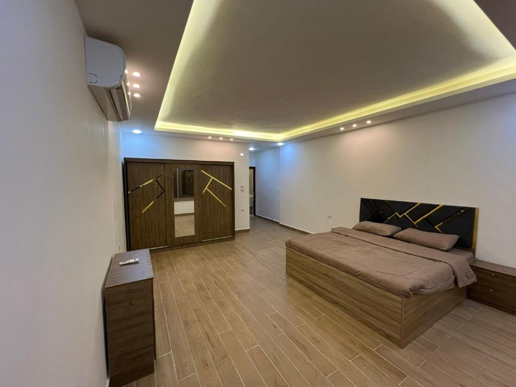 Ένα ή περισσότερα κρεβάτια σε δωμάτιο στο Exclusive Luxury Apartment with Panoramic and Stunning City Views Luxurious Finishes Modern Amenities and Private Terrace شقة فاخرة حصرية بإطلالات بانورامية مذهلة على المدينة تشطيبات فاخرة مرافق حديثة وتراس خاص