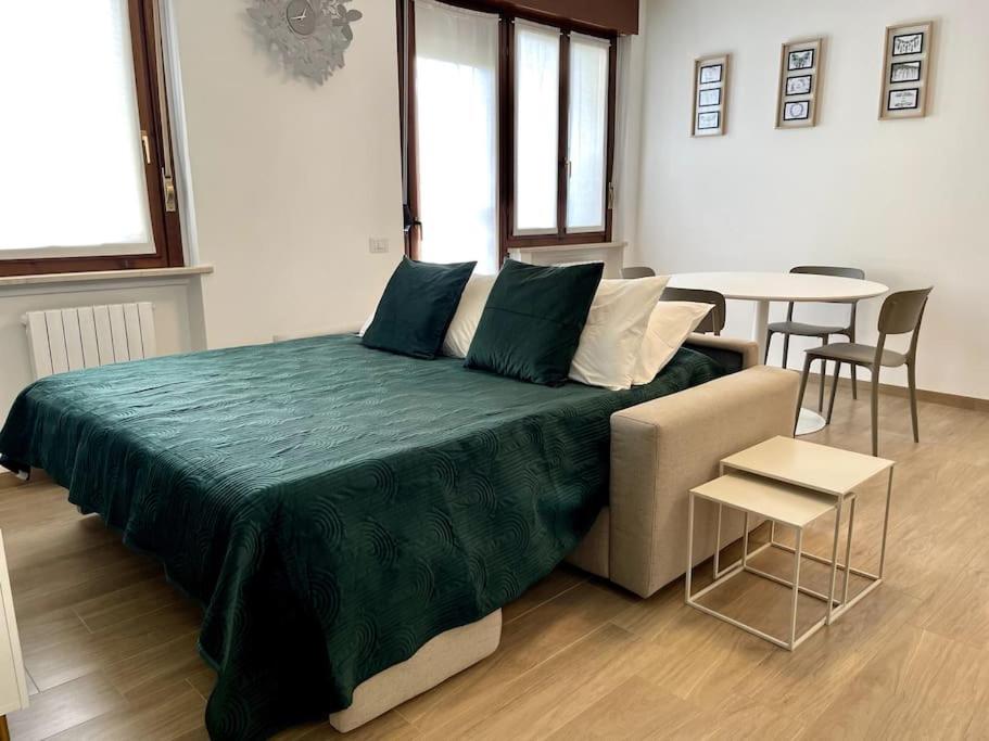 Un dormitorio con una cama, un sofá y una mesa. en 2612 HOUSE piano terra garage e wi-fi, en Verona