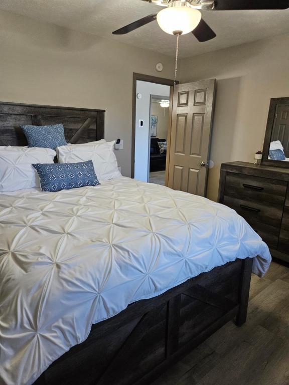a bedroom with a large bed with a ceiling fan at Mountain View Retreat 5 min to LMU in Harrogate