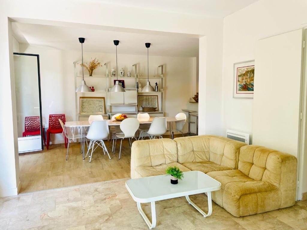 un salon avec un canapé et une table dans l'établissement Villa Topaze à La Baule, à Mazy
