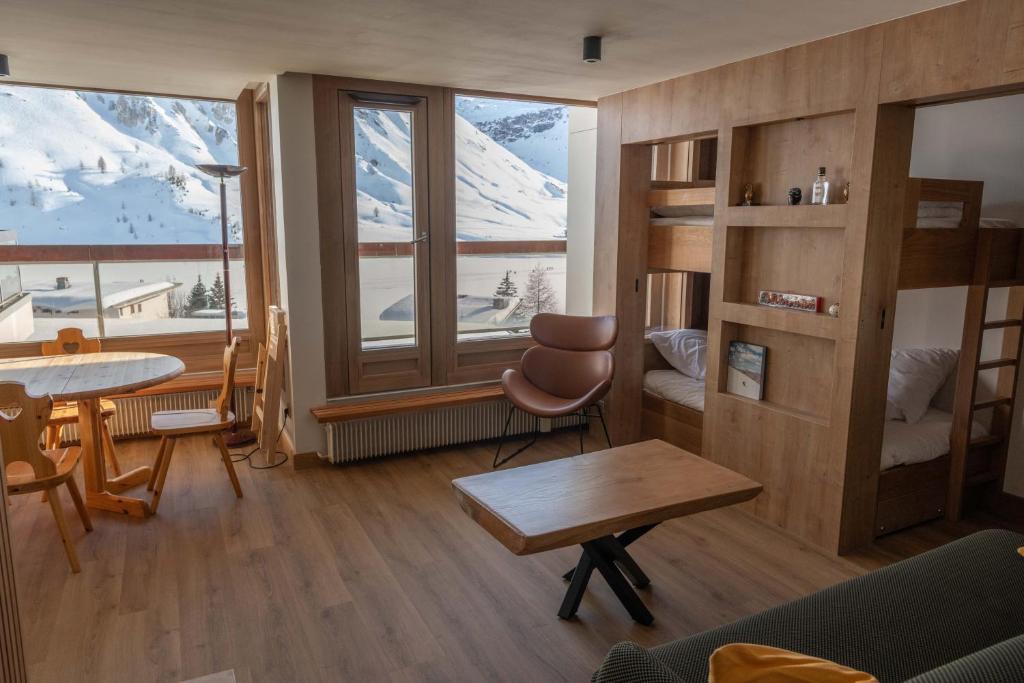 - un salon avec vue sur une montagne enneigée dans l'établissement Tignes Lac - Appartement rénové - 50 m des pistes, à Tignes