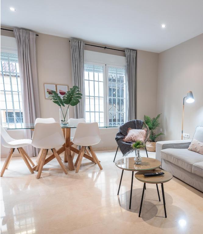 a living room with a couch and a table at Apartamento céntrico Rincón de Ensueño Parking gratis in Jaén