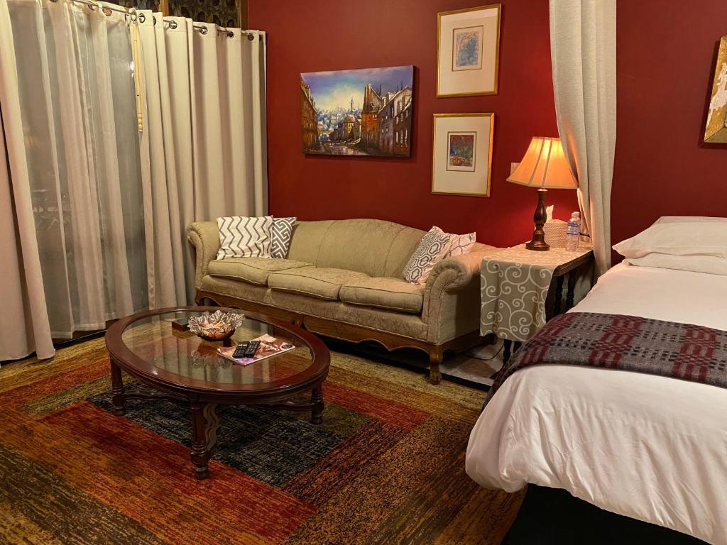 a living room with a couch and a coffee table at Dickinson Guest House, Guadalajara Expo in Guadalajara