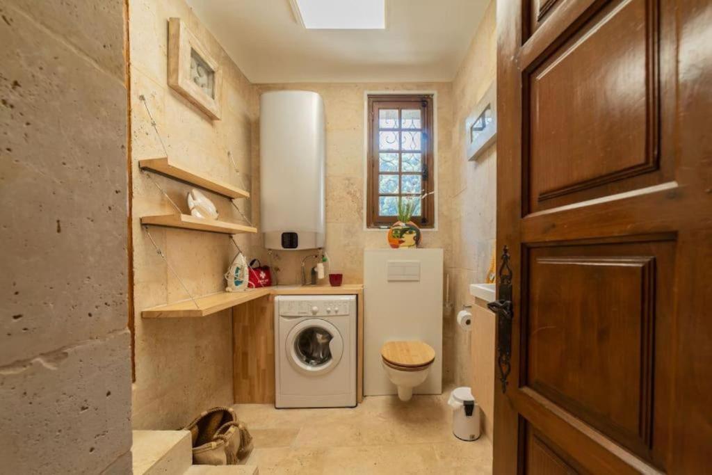 Foto dalla galleria di Chapelle de Léca, Authentique Chapelle Rénovée - Vallespir - Vue Imprenable Montagne - Unique, Loft Moderne et Pittoresque - WIFI - Confort Premium - OFFRE SPECIALE - Majestic Key Konciergerie Collioure a Corsavy