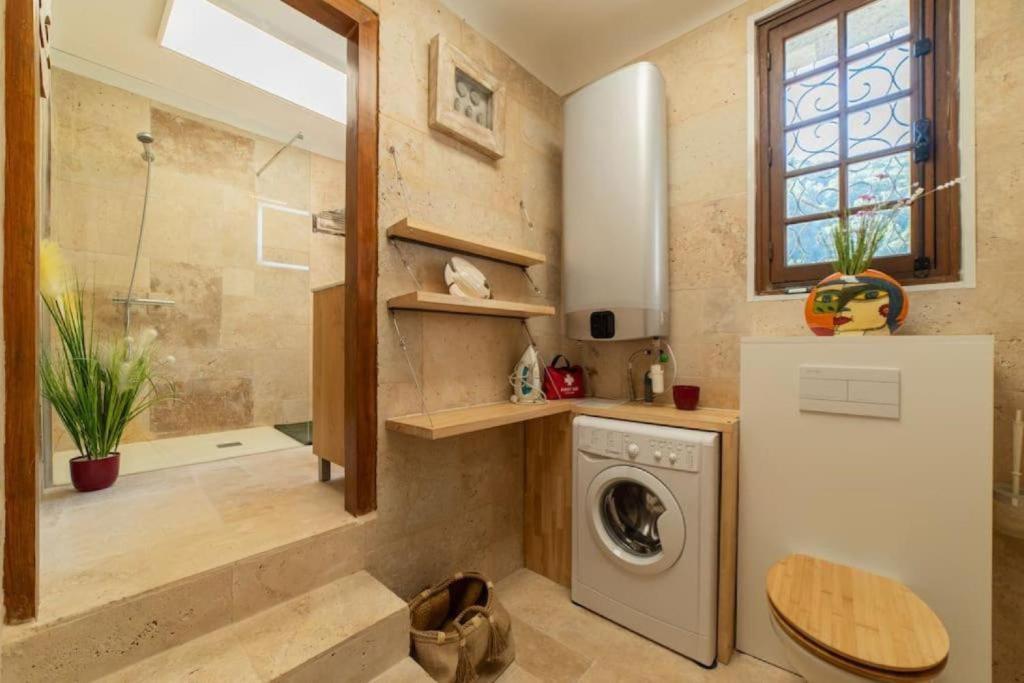 Bagno di Chapelle de Léca, Authentique Chapelle Rénovée - Vallespir - Vue Imprenable Montagne - Unique, Loft Moderne et Pittoresque - WIFI - Confort Premium - OFFRE SPECIALE - Majestic Key Konciergerie Collioure