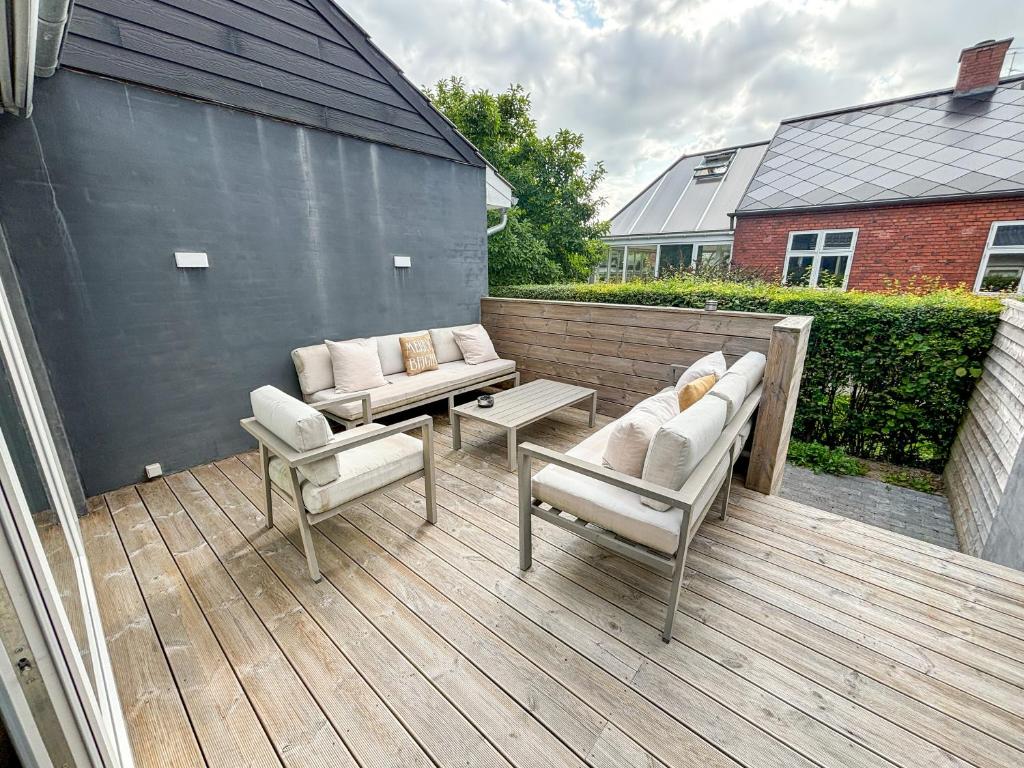 Balkón nebo terasa v ubytování Luxury 300 square meter villa with Pool