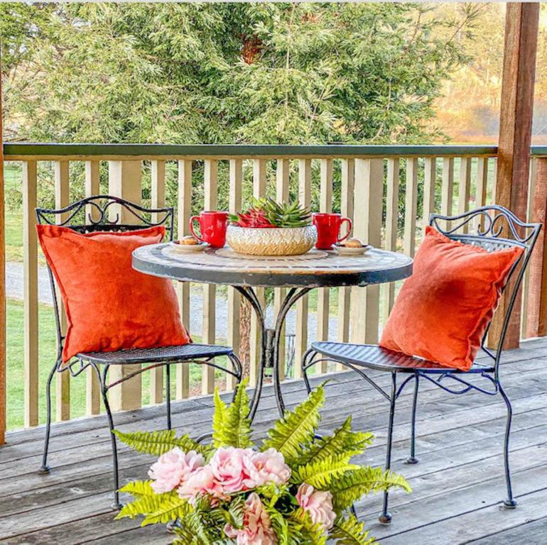 Balkoni atau teres di Riverview Cozy Home by the River