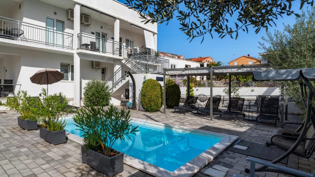 Bazén v ubytování TayLa-Apartment Vodice nebo v jeho okolí