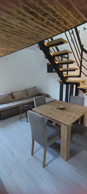 a dining room with a wooden table and chairs at Apartman Anđela 4 in Vrdnik