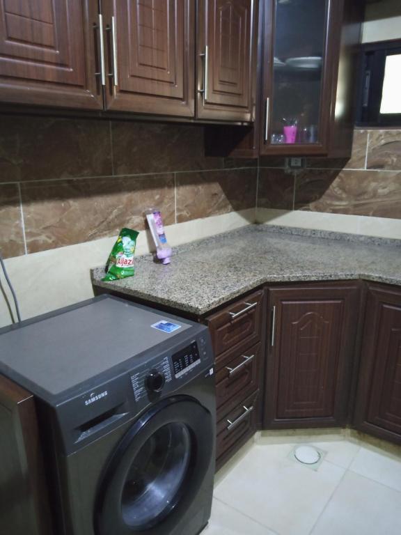 Kuchyň nebo kuchyňský kout v ubytování الشقة العائلية الحديثة familial new flat