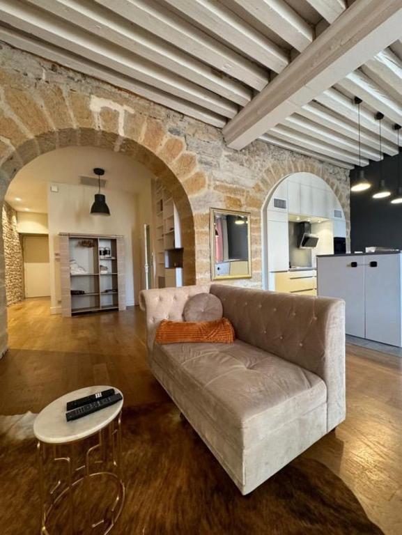 un salon avec un canapé et une table dans l'établissement Le panorama, à Lyon