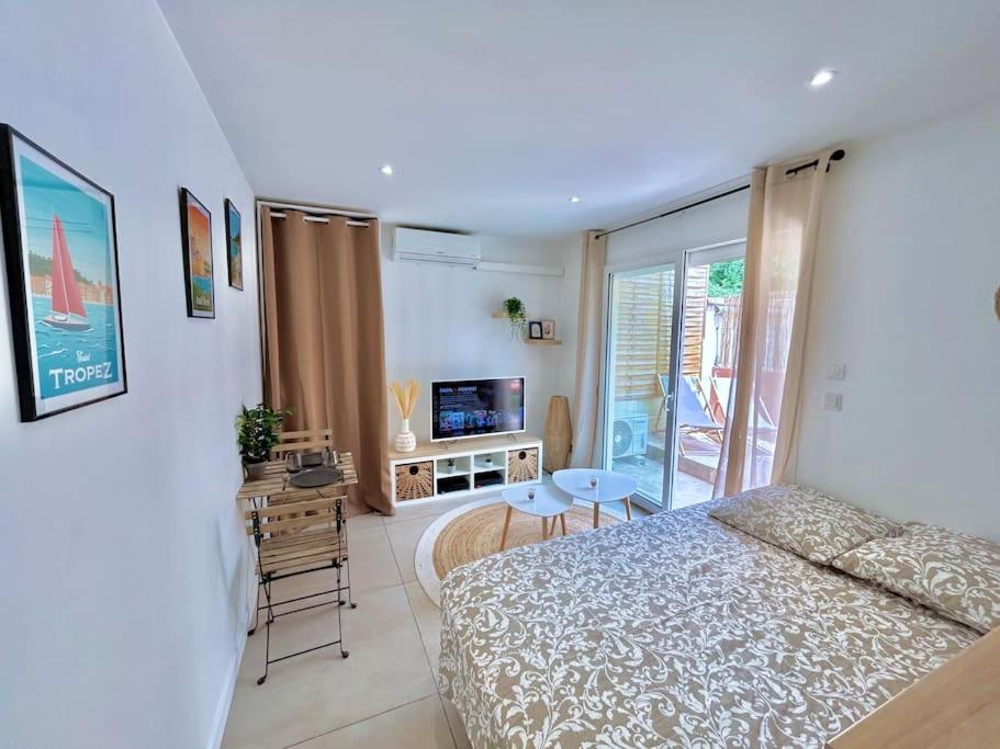 une chambre avec un lit et une vue sur un balcon dans l'établissement Studio cosy proche plage, parking gratuit, à Juan-les-Pins