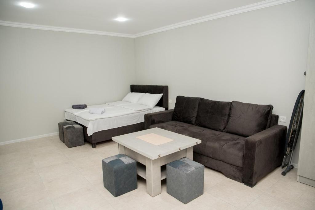 Postel nebo postele na pokoji v ubytování EKA House