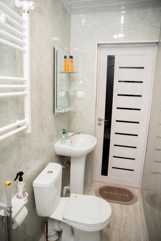 Koupelna v ubytování EKA House