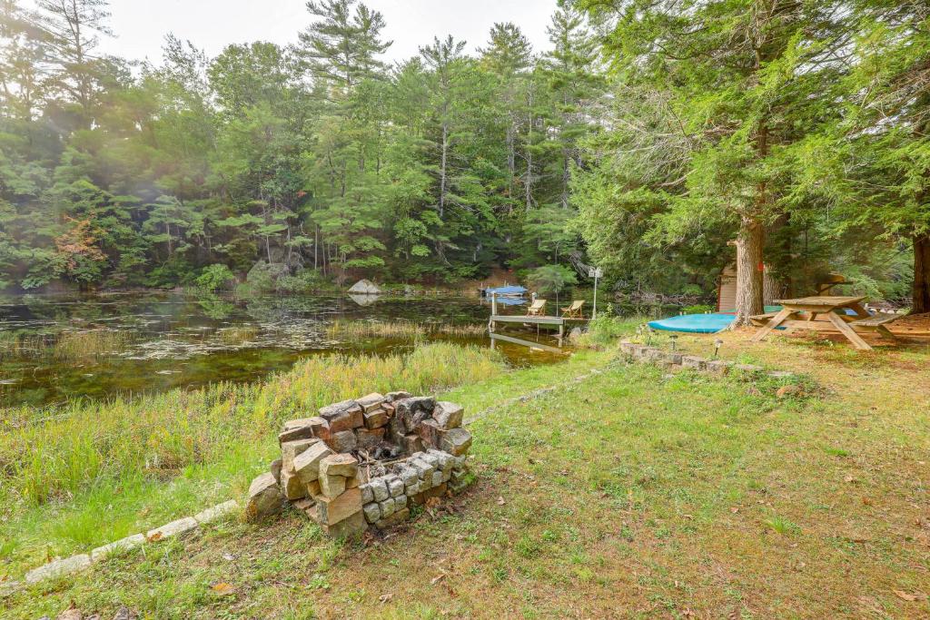 Rustic Waterfront Cottage with Fire Pit and Kayaks - Apartment