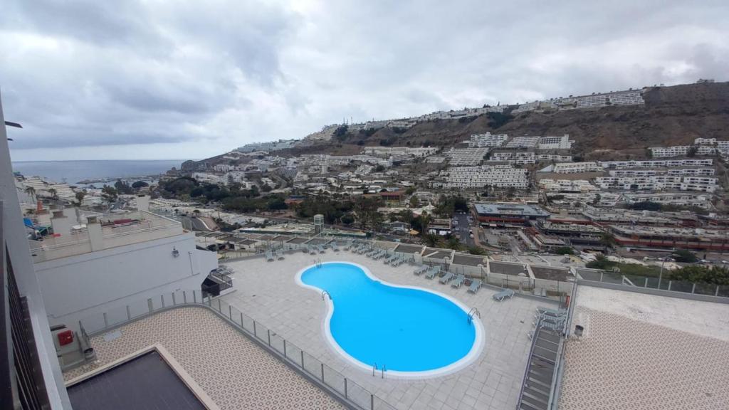 una gran piscina en la parte superior de un edificio en Las Palmeras 522 Puerto Feliz, en Puerto Rico de Gran Canaria