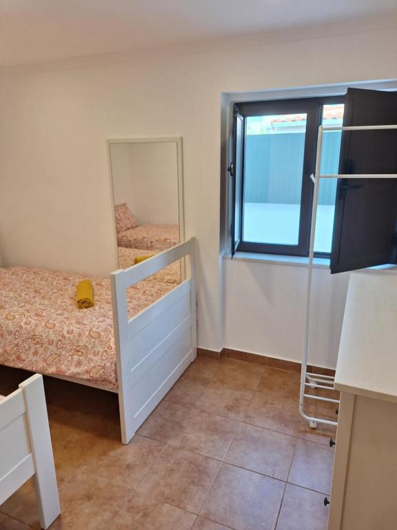 a small room with a bunk bed and a mirror at Monteverde in Monte Negro