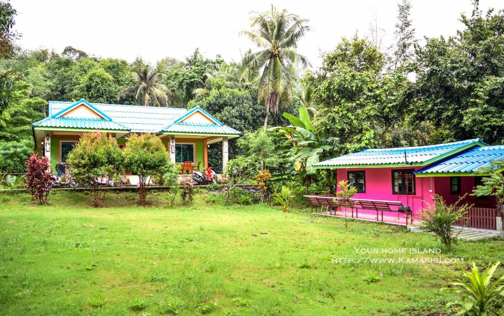 a house with a pink and blue house at Kama Siri Koh Kood in Ko Kood