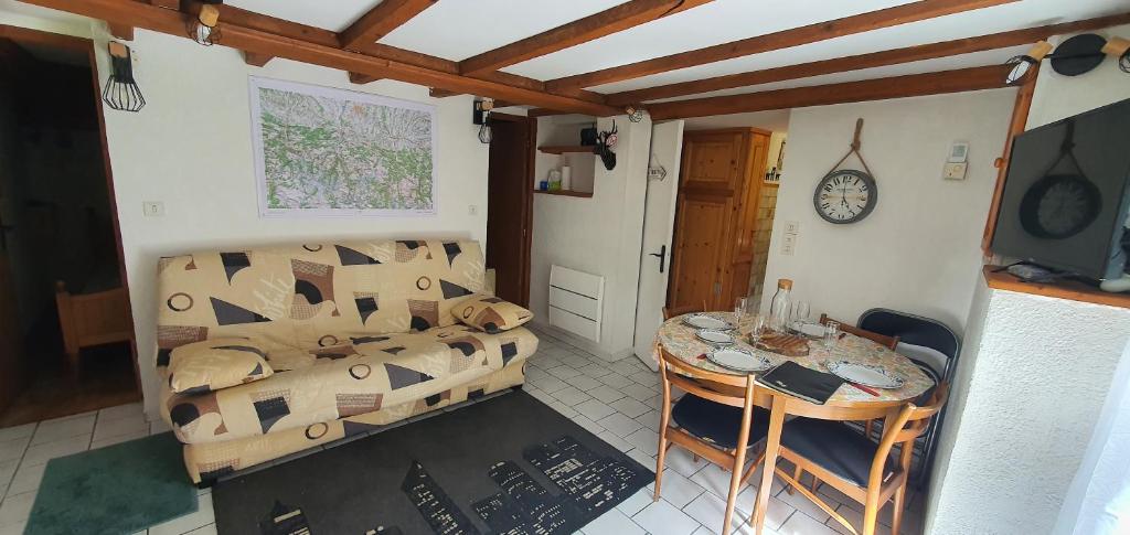 une chambre avec un lit et une table et une salle à manger dans l'établissement Le Georgina Cauterets, à Cauterets