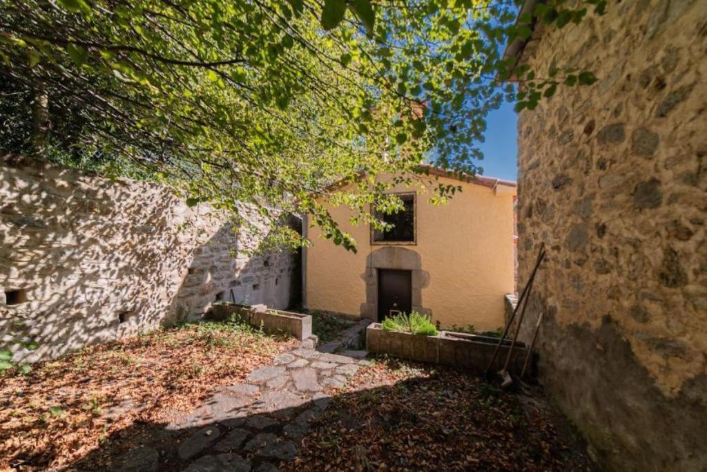 Foto dalla galleria di Chapelle de Léca, Authentique Chapelle Rénovée - Vallespir - Vue Imprenable Montagne - Unique, Loft Moderne et Pittoresque - WIFI - Confort Premium - OFFRE SPECIALE - Majestic Key Konciergerie Collioure a Corsavy
