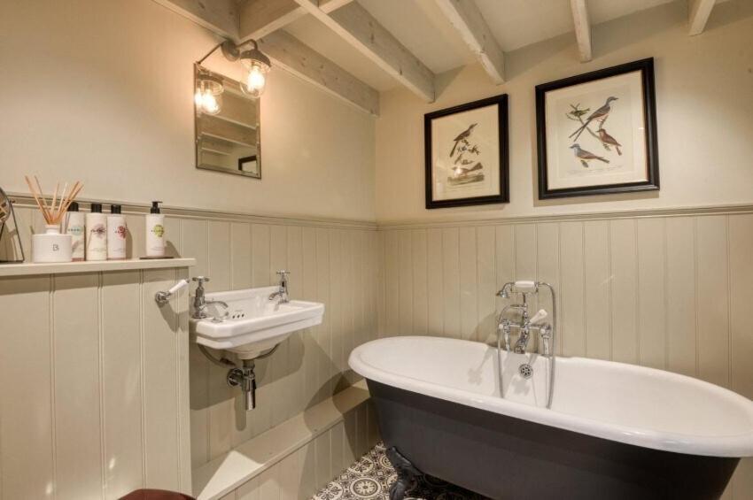Bilik mandi di Railway Junction Cottage & The Cabin by NewFo rest