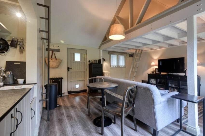 Dapur atau dapur kecil di Railway Junction Cottage & The Cabin by NewFo rest