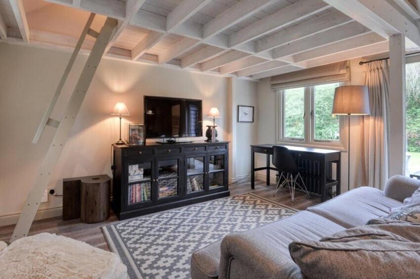 Ruang duduk di Railway Junction Cottage & The Cabin by NewFo rest