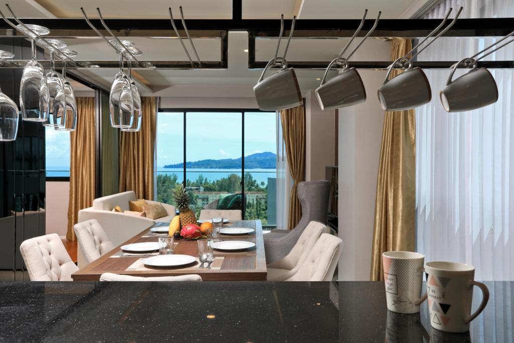 Posezení v ubytování 3 bdr SeaView Apartment walking to Surin Beach by CapitalPro