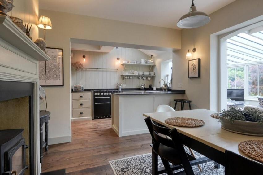 Dapur atau dapur kecil di Railway Junction Cottage & The Cabin by NewFo rest