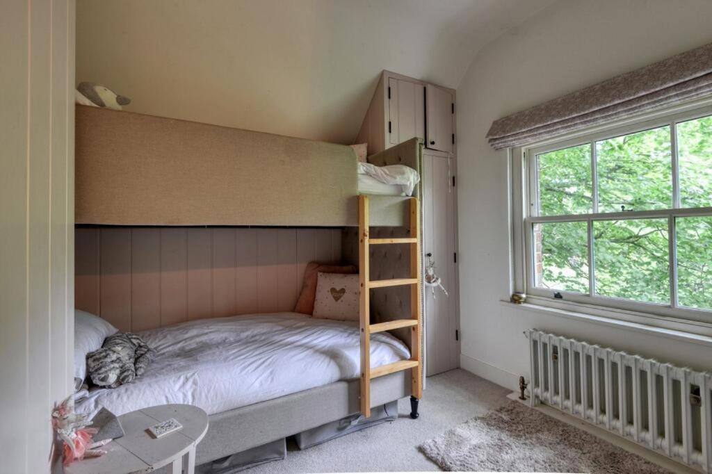 Katil atau katil-katil dalam bilik di Railway Junction Cottage & The Cabin by NewFo rest