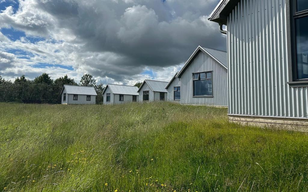 Byggingin sem sumarhúsið er í