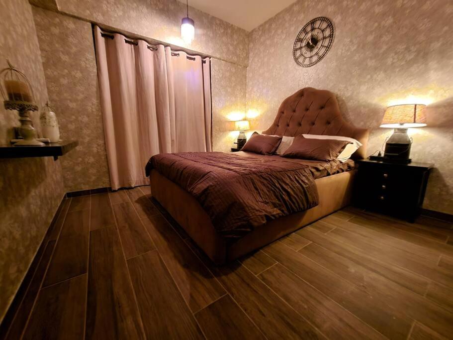 Postel nebo postele na pokoji v ubytování Lodha Belmondo Vintage Heights Pune with Golf Course