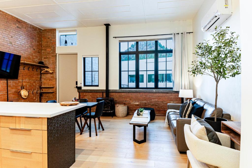 Μια τηλεόραση ή/και κέντρο ψυχαγωγίας στο Modern Industrial Suite In Grand Forks