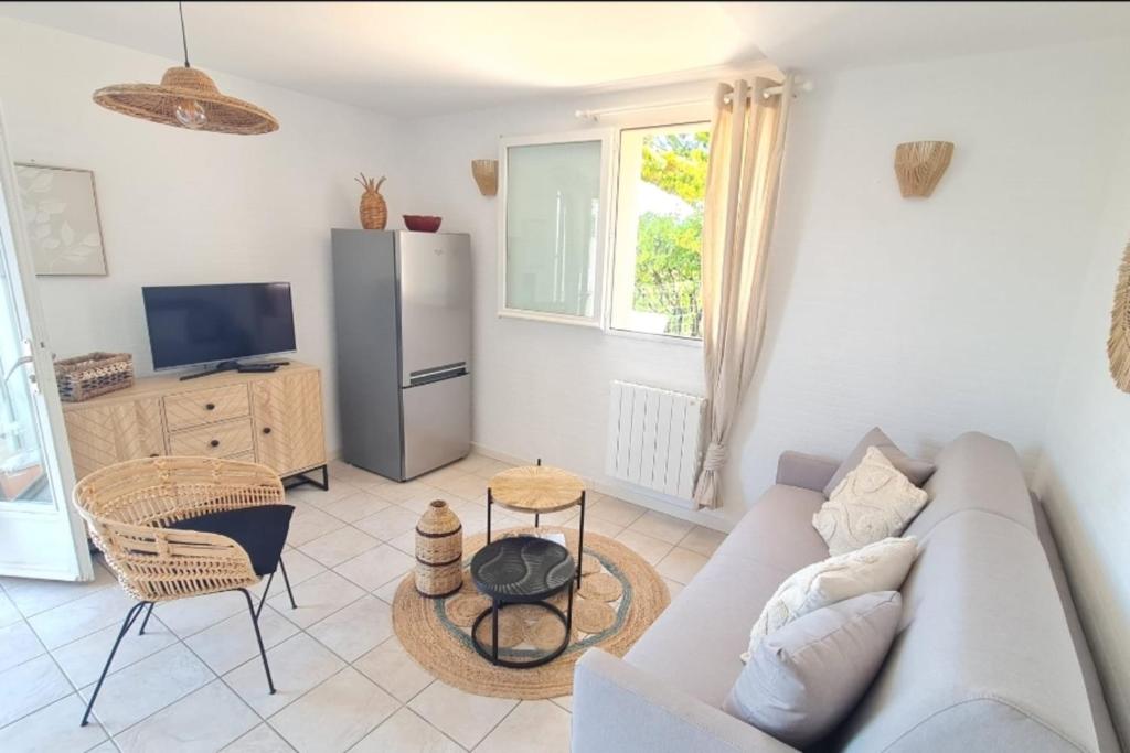 - un salon avec un canapé et un réfrigérateur dans l'établissement Apartment with balcony and 360 sea view, à Villanova