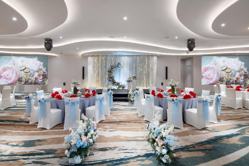 Crowne Plaza Changi Airport by IHG photo