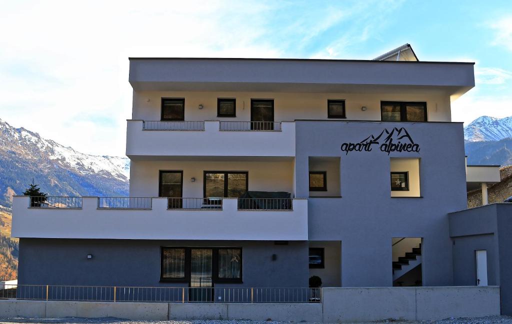 Un bâtiment avec les mots de grande américanie sur lui dans l'établissement Apart Alpinea, à Ladis