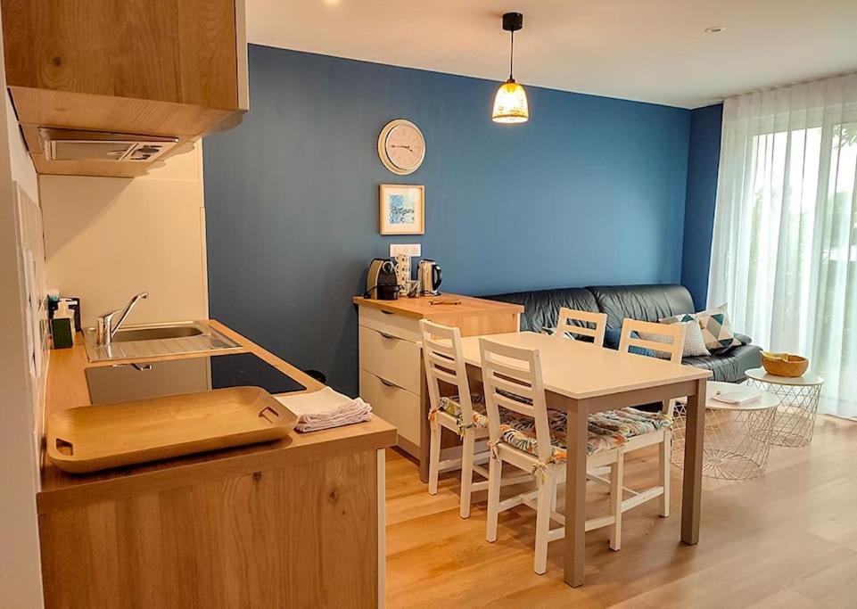 une cuisine et un salon avec une table et des chaises dans l'établissement L'Escale - proche du port et des commerces, 4 personnes, à Sainte-Marine