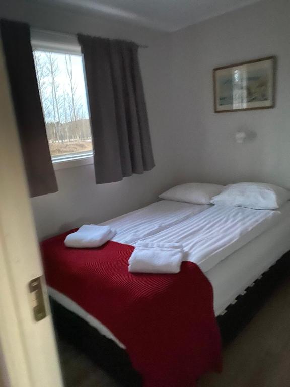 Ein Bett oder Betten in einem Zimmer der Unterkunft Úthlíd Cottages