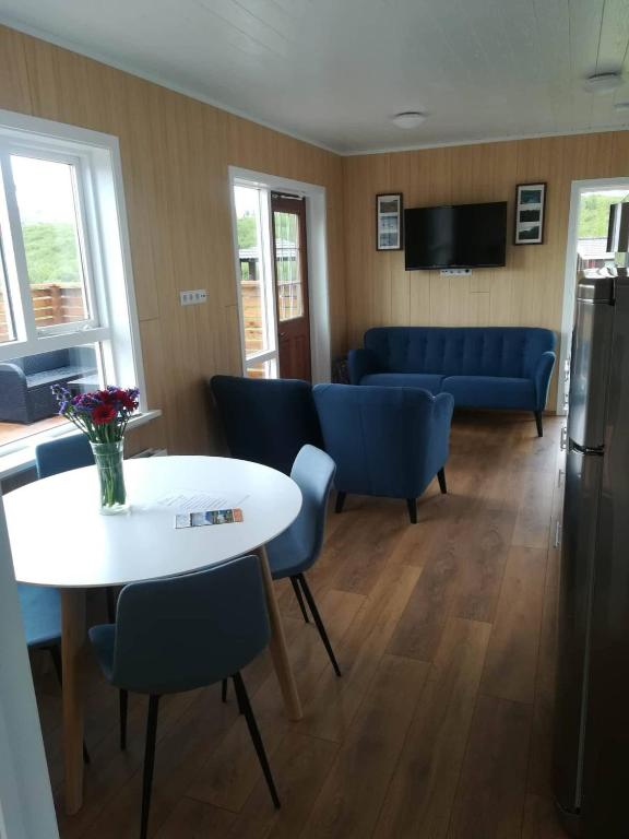 Ein Sitzbereich in der Unterkunft Úthlíd Cottages