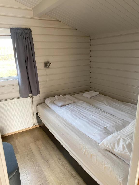 Ein Bett oder Betten in einem Zimmer der Unterkunft Úthlíd Cottages