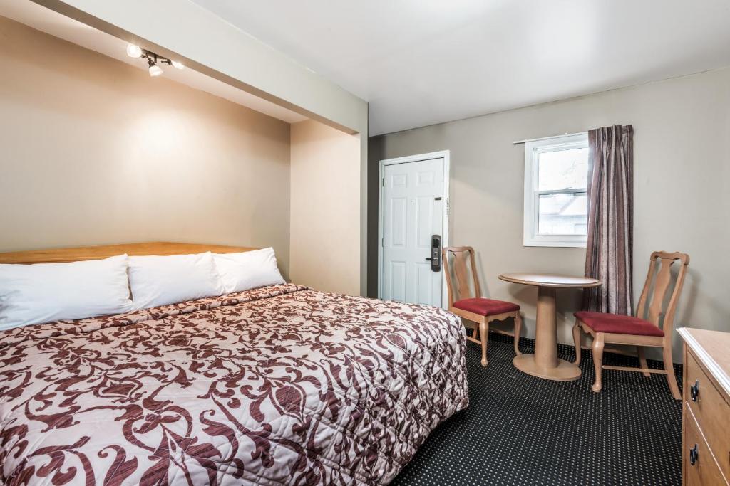 Postel nebo postele na pokoji v ubytování Knights Inn London Ontario