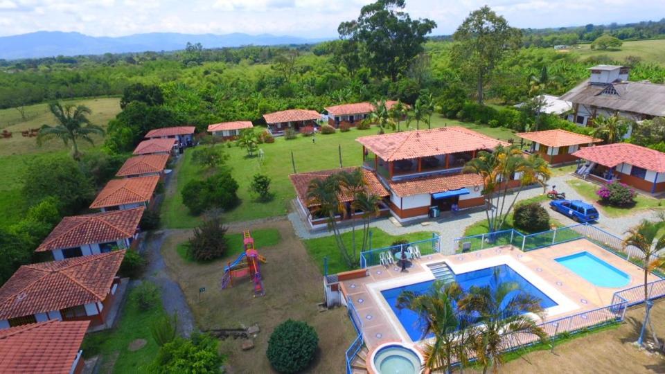uma vista aérea de uma casa com piscina em FINCA HOTEL LAS CABAÑAS DEL Parque em Pueblo Tapao