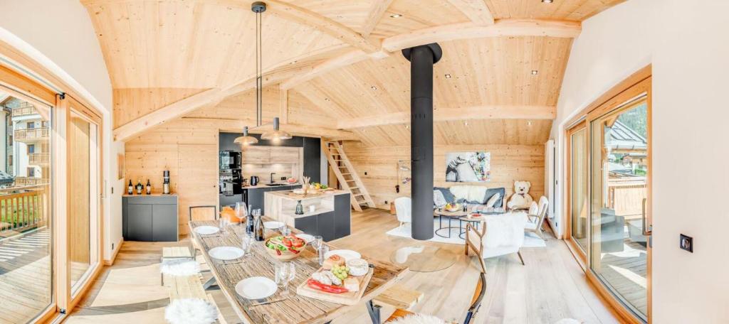 Il dispose d'une cuisine et d'un salon avec un grand plafond en bois. dans l'établissement Résidence Le Palais Des Dodes - 6 Pièces pour 12 Personnes MAE-3611, à Champagny-en-Vanoise