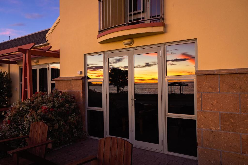 The Anchor Inn Beachfront Motel - Resim 42